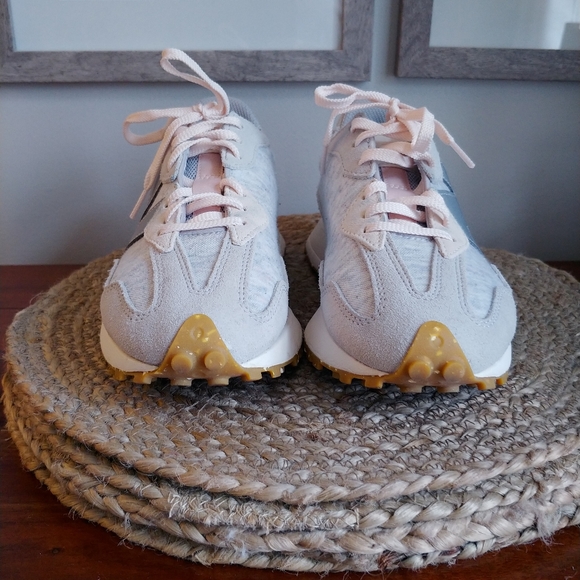 New Balance Ladies Size 8 Running Shoe - Picture 7 of 10